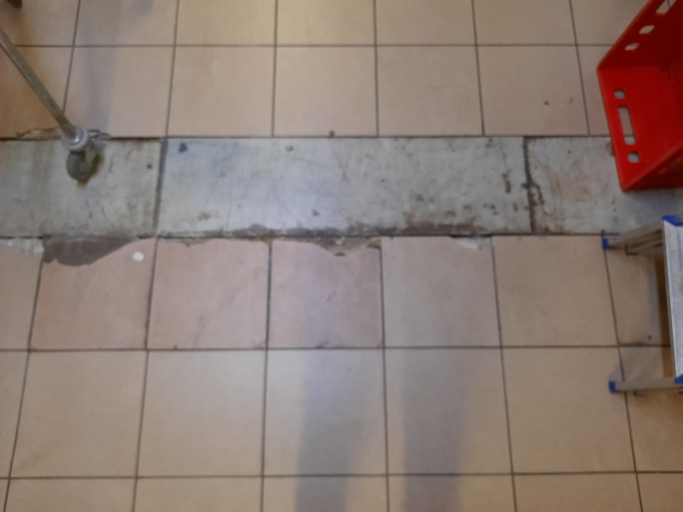 necelistvá podlaha v skladovacom priestore v zázemí skladu