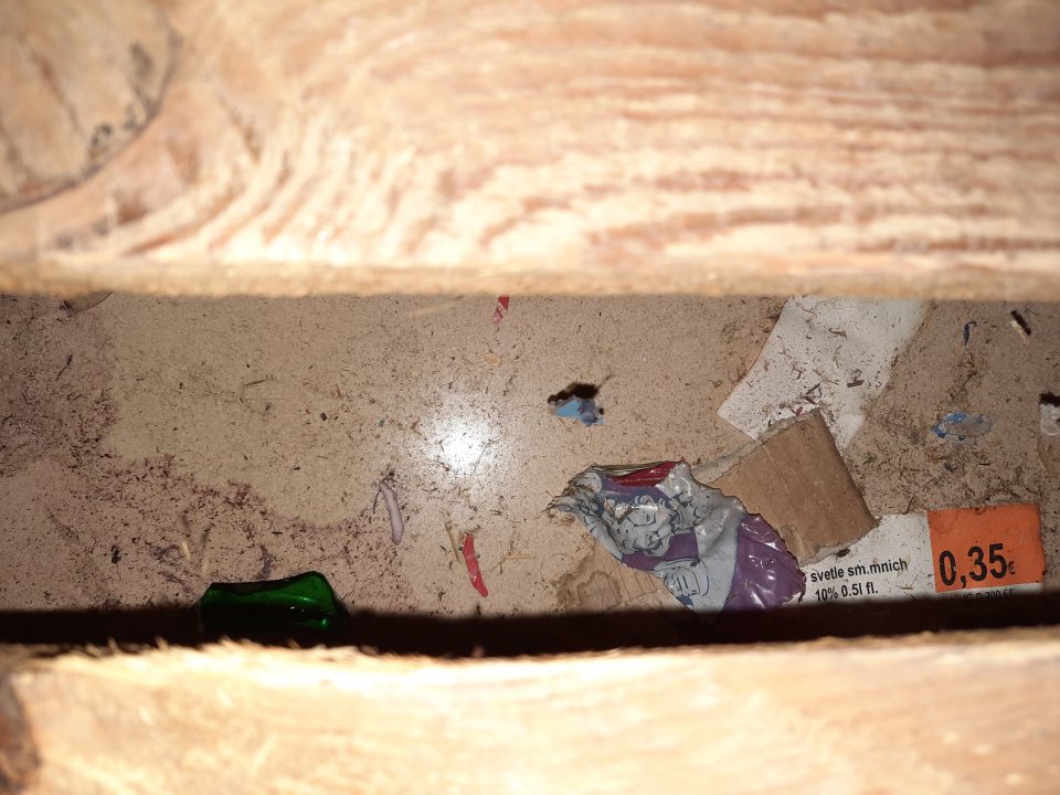 znečistenie podlahy v priestoroch predajne