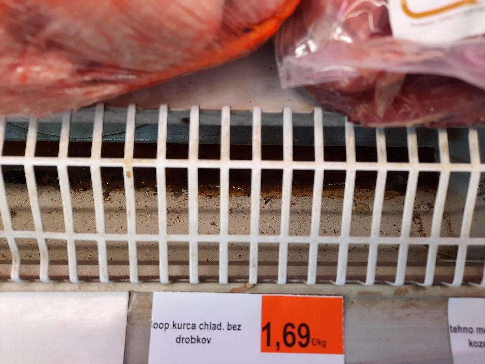 znečistenie chladiacich zariadení na predajnej ploche vrátane ich kontaktných povrchov, priestory pod mriežkami