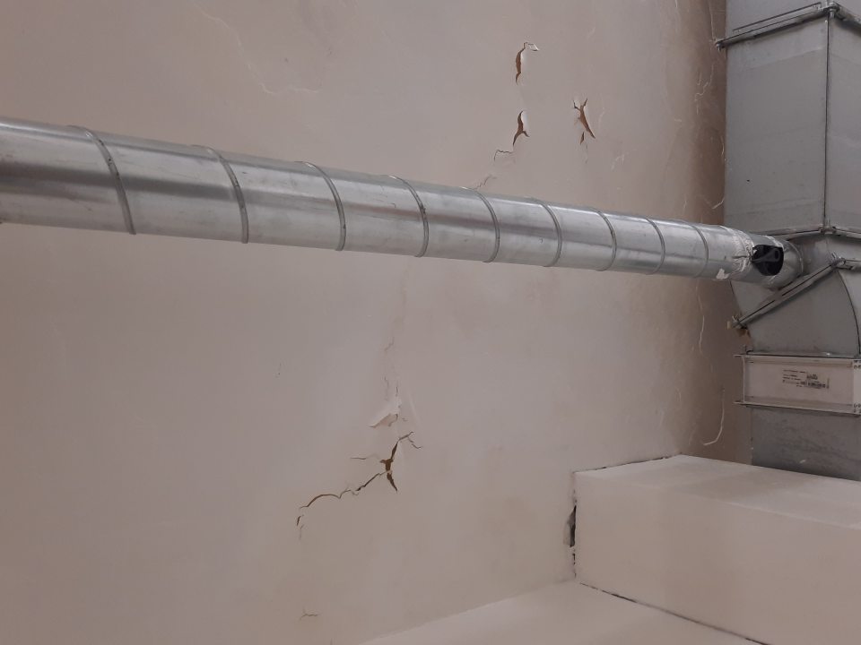 Necelistvý strop nad zariadením pre dopekanie polotovarov