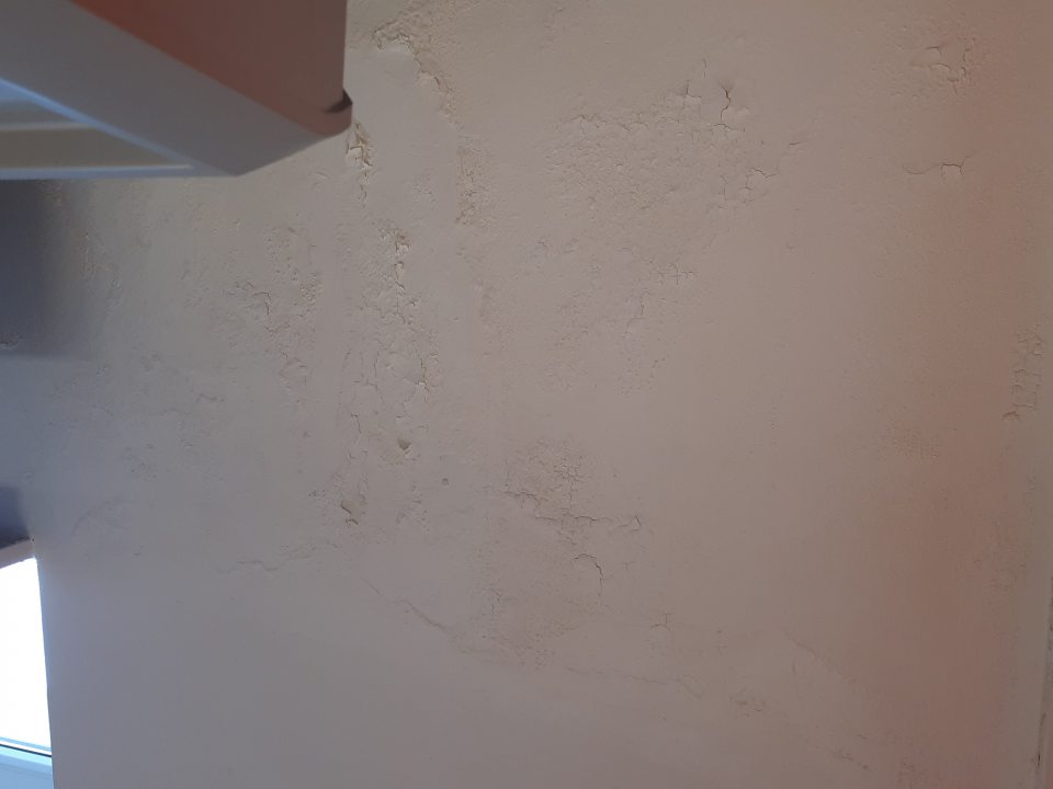 Zatečená necelistvá stena na predajnej ploche