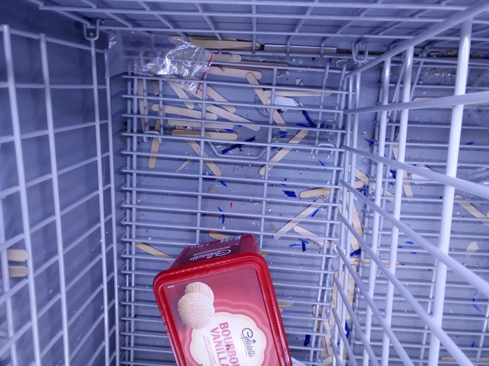 V mraziacom boxe zistené silné nečistoty.