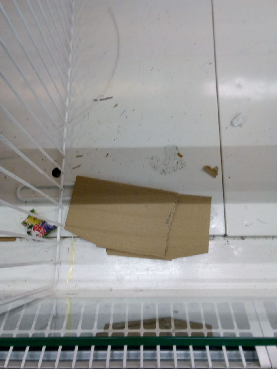 Mraziace boxy v predajni znečistené zvyškami potravín, obalovým materiálom.