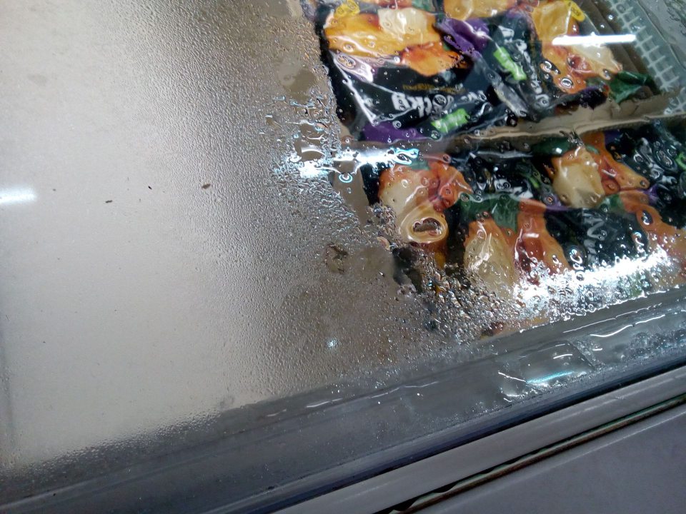 Na mraziacich zariadeniach v predajni zistená silná kondenzácia vody. 