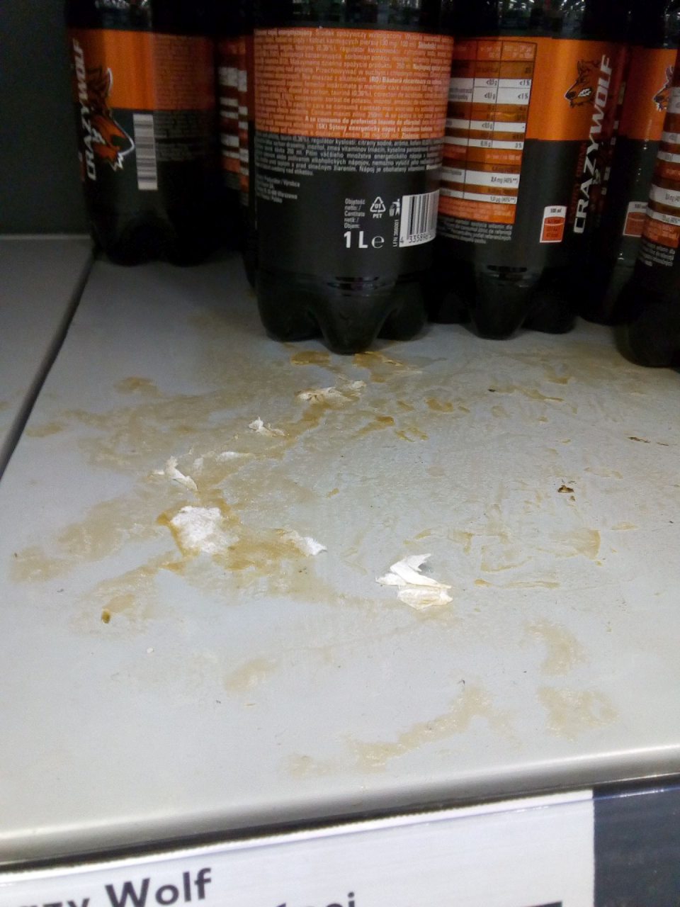 V predajni znečistené regály rozliatymi tekutinami.