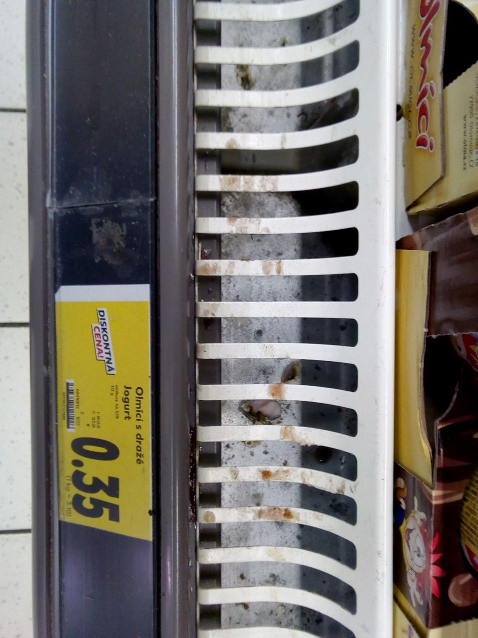 V chladiacich zariadenia v predajni silne znečistený priestor pod mriežkami.