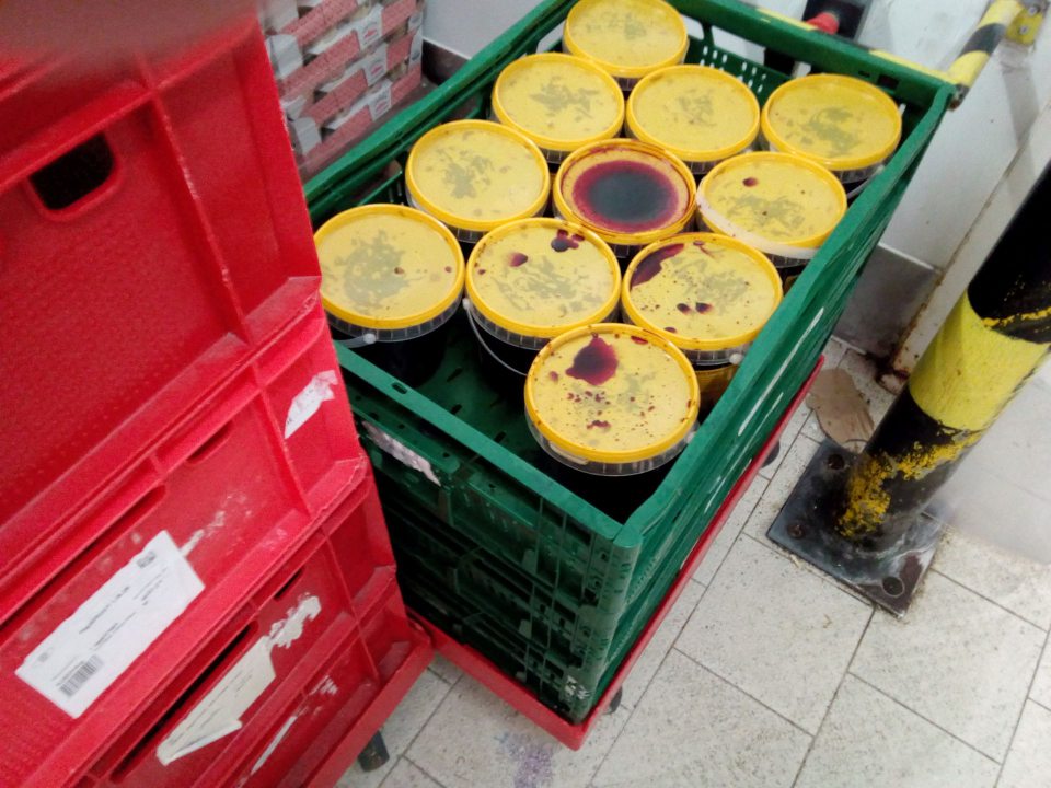 V skladovacích priestoroch prevádzky zistené potraviny znečistené.