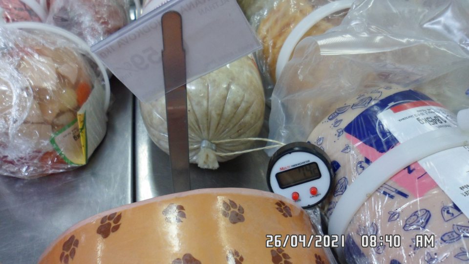 Uchovávanie mäsových výrobkov pri nevyhovujúcej teplote +7,4°C