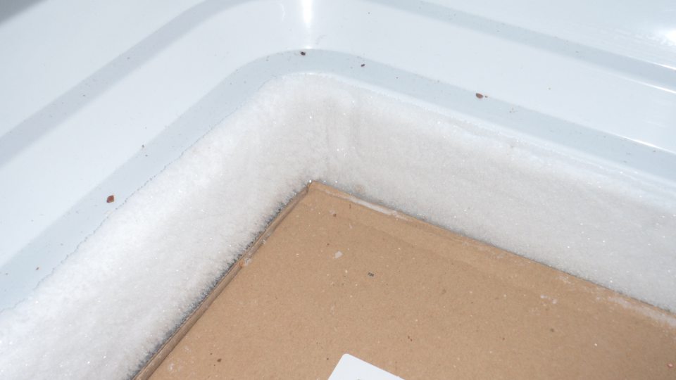 Hrubá námraza a nečistoty v mrazničke na polotovary v sklade predajne