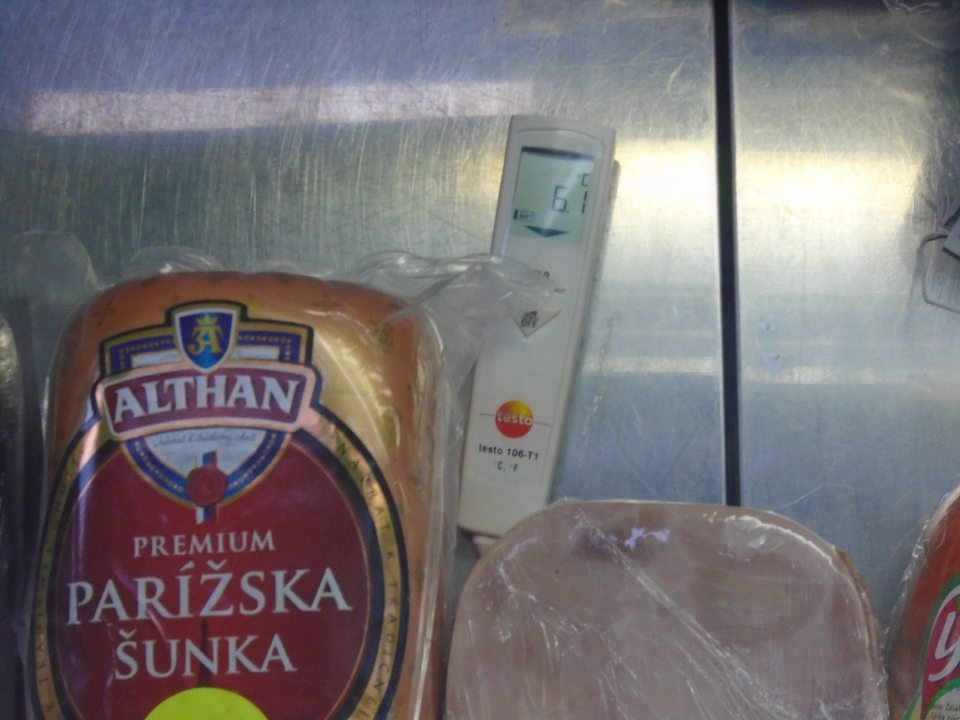 nevyhovujúca teplota(+ 6,1°C) uchovávania a uvádzania na trh mäsových výrobkov s výrobcom predpísanou teplotou do + 4°C