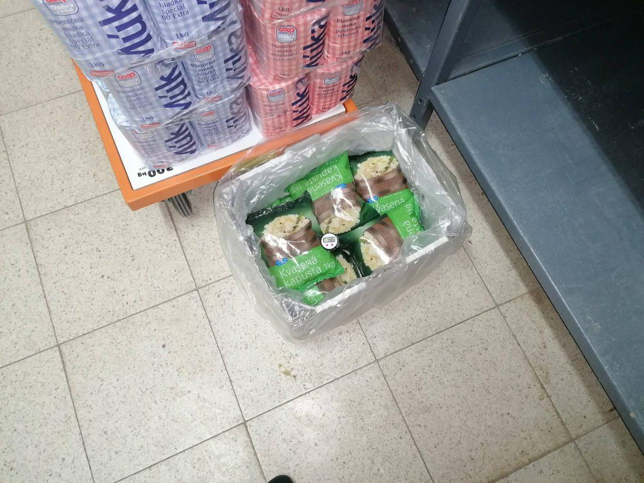 potraviny priamo na podlahe