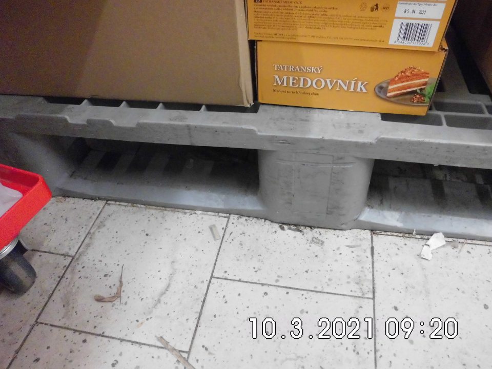 v sklade v chladiacom boxe na originálne balené mäsové výrobky a lahôdky znečistená podlaha, pod paletou nahromadené hrubé nečistoty 