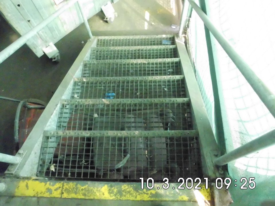 v zázemí predajne na uchovávanie VŽP a biodpadu pod paletami a pod kovovými schodmi viditeľné znečistenie podlahy, nahromadené zvyšky bývalých potravín a obalového materiálu