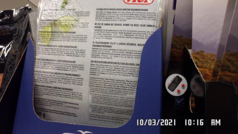 chladiaca vitrína na chladené rybacie výrobky, ryby, údený losos, údená makrela -  Údený losos Gorbuša filety - plátky +5,9°C pričom výrobca uvádza skladovacie podmienky pri teplote -2°C - 4°C