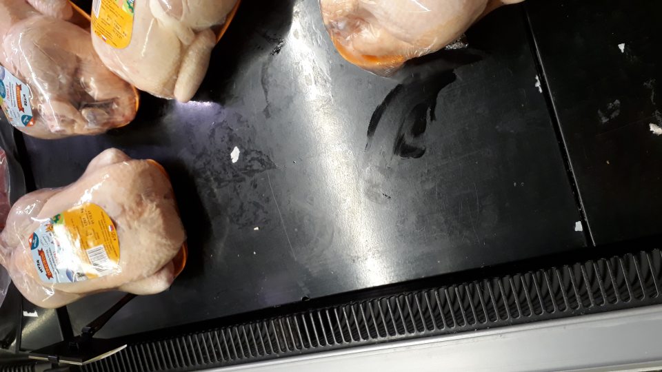 Poškodený náter na úložnej ploche  v chladiacej  vitríne pre chladenú hydinu.