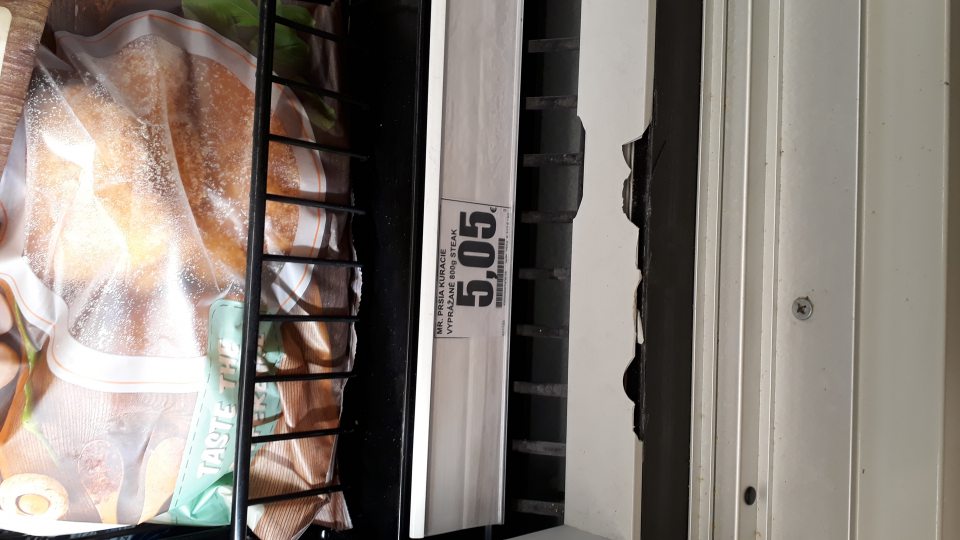 Poškodená lišta s oblámanými okrajmi v mraziacom boxe.