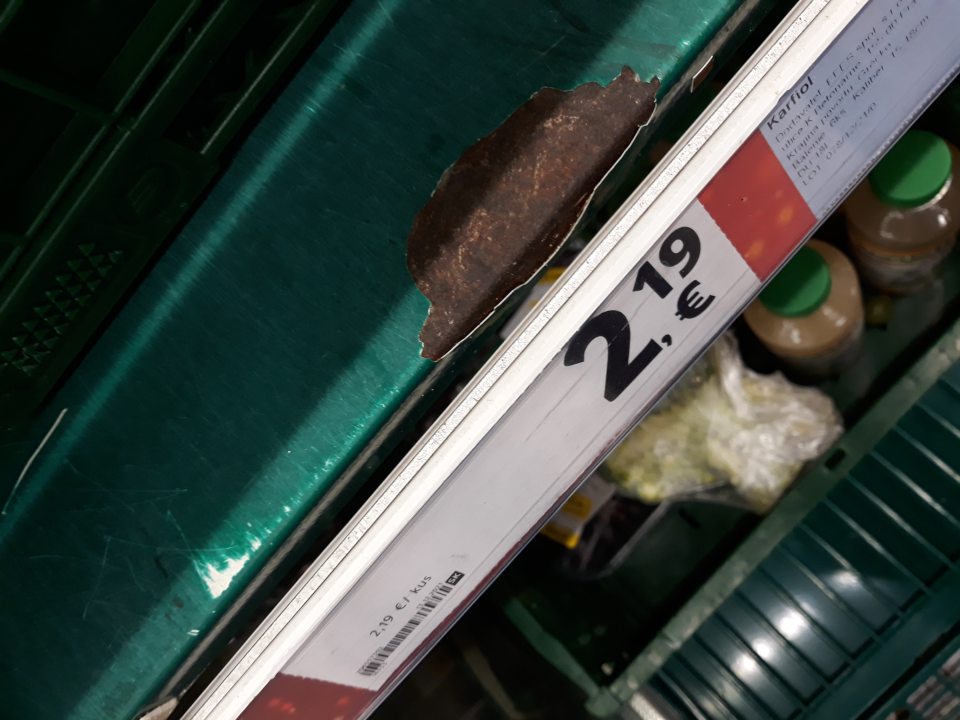Na predajnej ploche povrch úložnej plochy regálu chladiaceho zariadenia slúžiaceho na vystavovanie a predaj čerstvej a spracovanej zeleniny bol porušený s výskytom korózie.