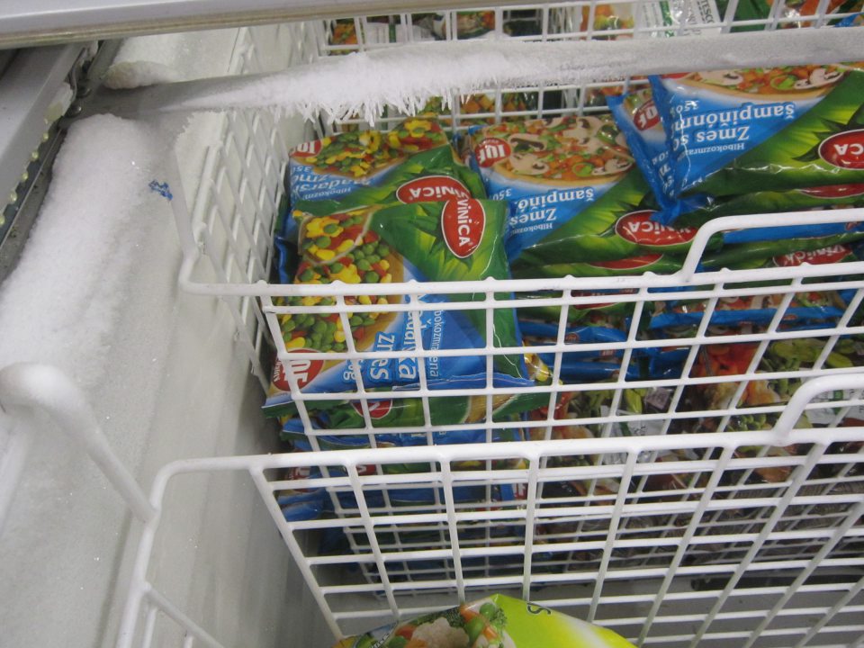 Na predajnej ploche v mraziacom zariadení  výskyt námrazy na kovovom ráme a v jeho vrchnej časti. 