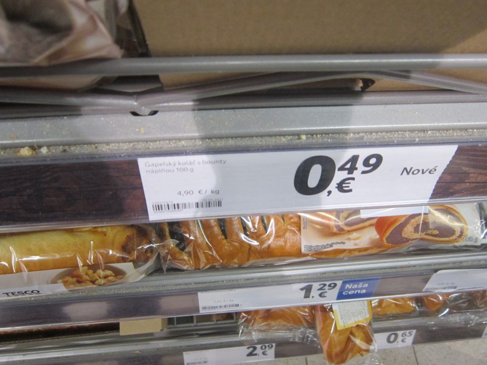 Na predajnej ploche znečistený priestor regálu medzi úložnou plochou a lištou s cenovkami nánosom prachu a mechanických nečistôt. 