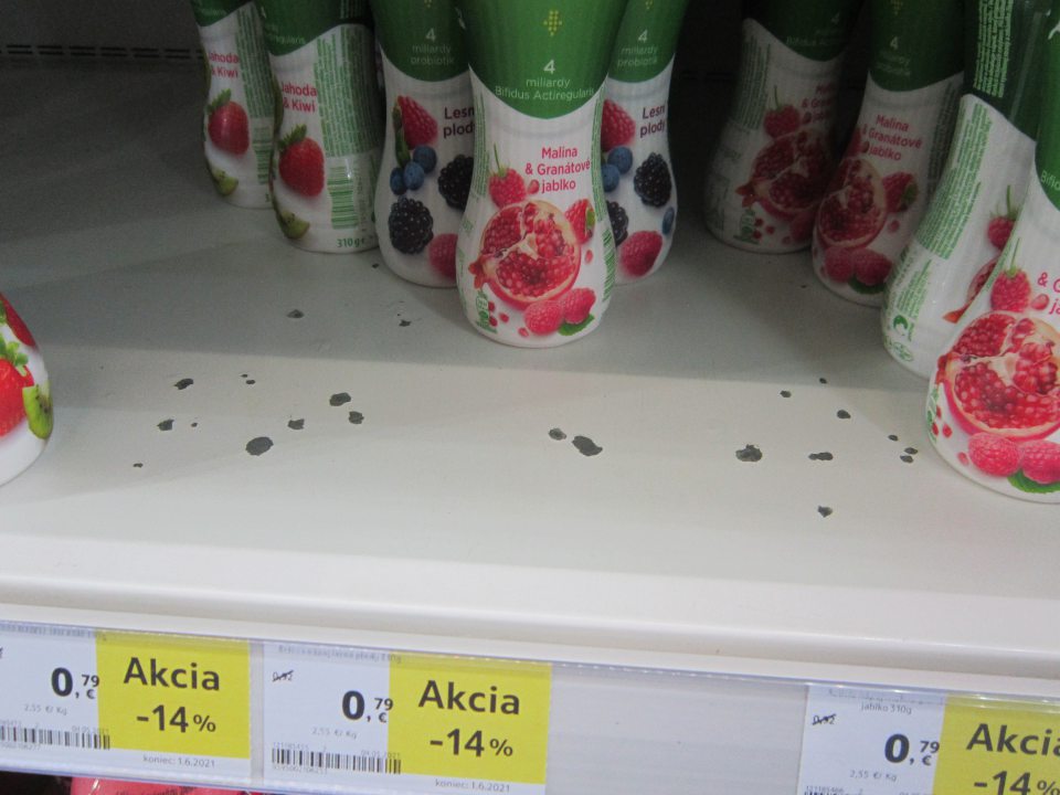 Na predajnej ploche v chladiacom zariadení narušený náter na regály na viacerých miestach. 