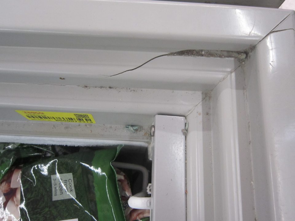 Na predajnej ploche v mraziacom zariadení prasknutá lišta na  vrchnej  časti v rohu.  