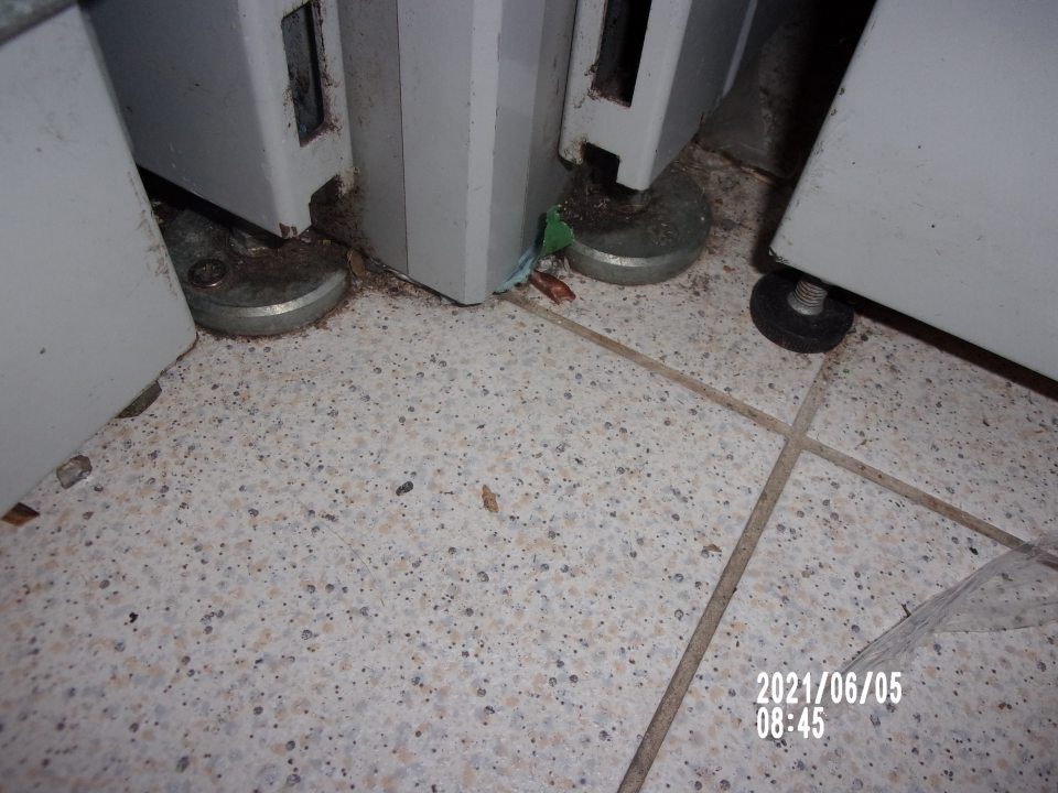 Kovová konštrukcia v spodnej časti regálu slúžiaceho na vystavovanie a predaj minerálnych vôd bola silne znečistená na viacerých miestach.