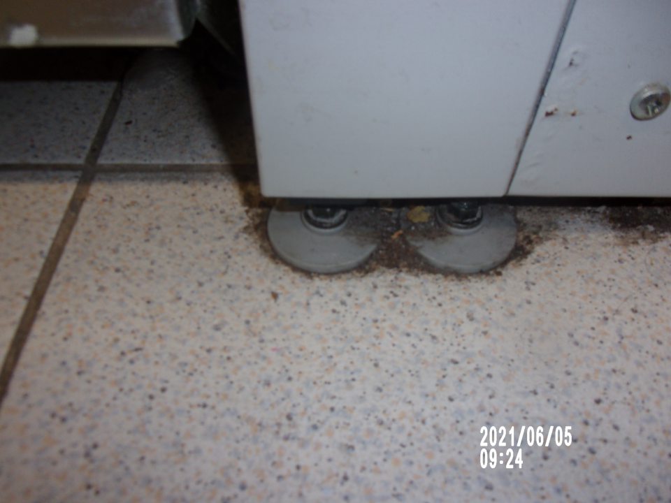 Podlaha okolo spodnej časti kovovej konštrukcie regálu na vystavovanie a predaj olivových olejov bola silne znečistená.