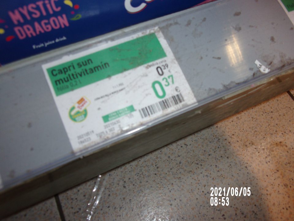 Lišta na cenovky na regáli slúžiacom na vystavovanie a predaj nealkoholických nápojov – džús bola silne znečistená.