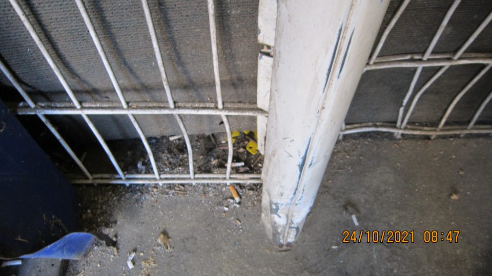 Na príjmovej rampe prevádzky silne znečistená podlaha. 