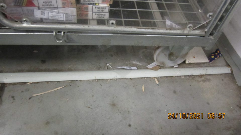 V suchom sklade potravín silne znečistená podlaha.