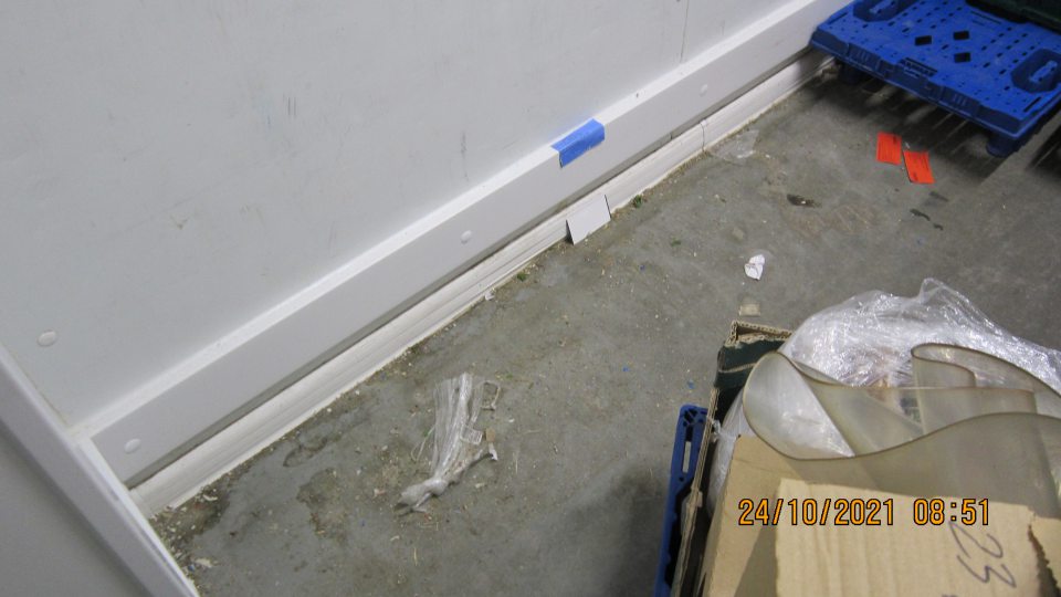 V chladiacom boxe baleného mäsa silne znečistená podlaha.