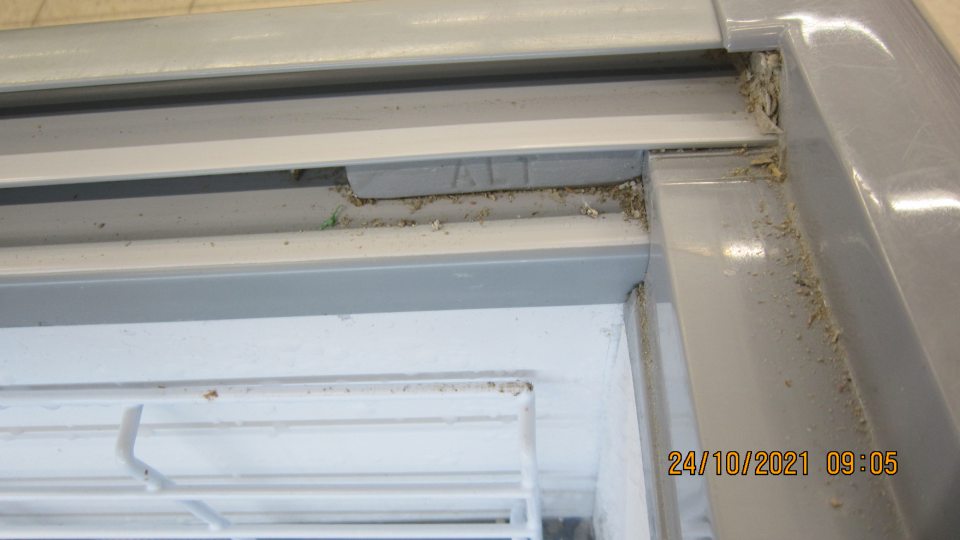 Na predajnej ploche vodiaca lišta a priestor pod vodiacou lištou mraziaceho zariadenia sile znečistený.