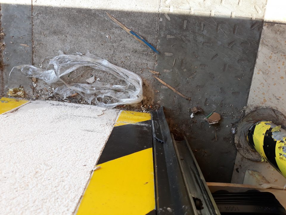 V časti príjmu potravín v rohu zdvíhacích dverí príjmovej rampy z vnútra znečistená podlaha množstvom napadaného prachu, nečistôt, plastov, kartónov, úlomkami dreva a zvyškami potravín.