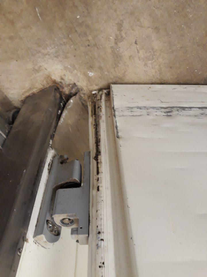 Uvoľnený spodný nerezový kryt a znečistené, plesnivé tesnenie dverí chladiaceho boxu.