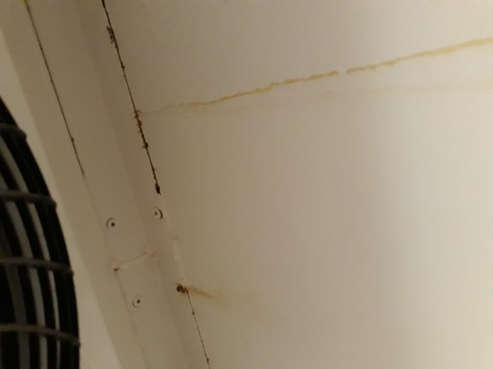 Skorodovaný náter steny v hornej časti chladiaceho boxu.