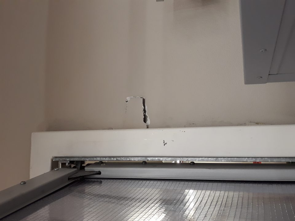 Narušený povrch steny pred vstupom do skladového priestoru.