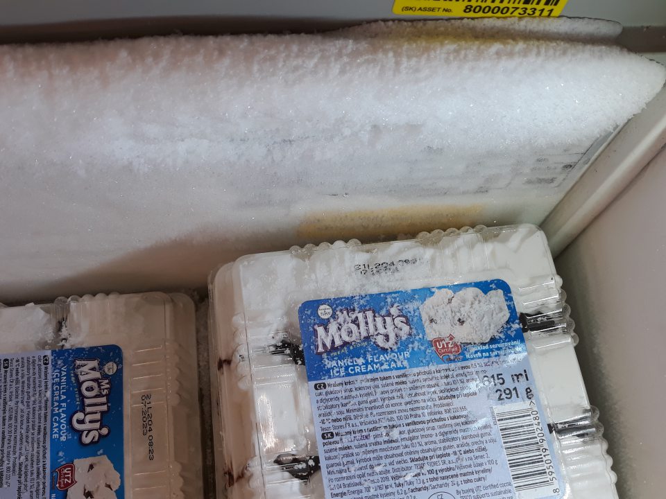 Silný výskyt námrazy v mraziacom zariadení.