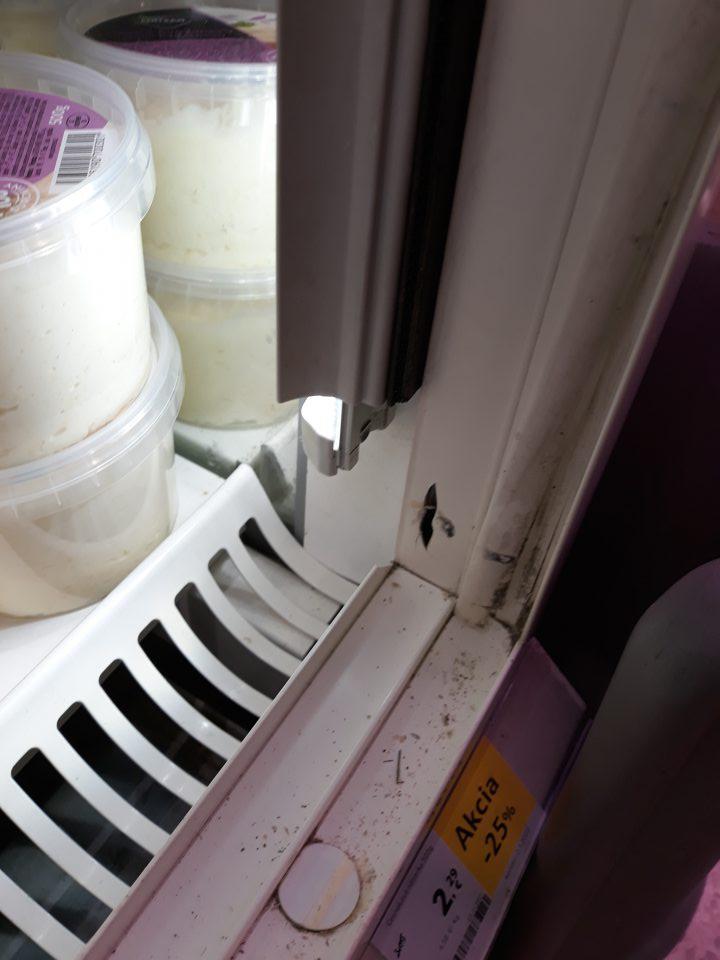 Znečistená, plesnivá vodiaca lišta chladiaceho zariadenia.