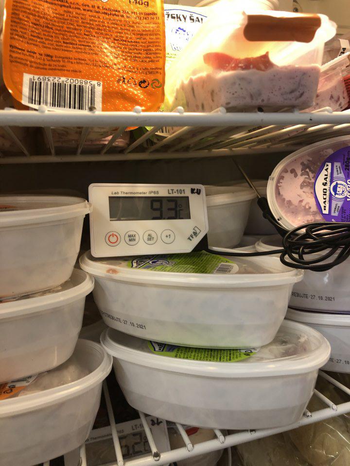 Nedodržanie teplotných režimov pre uchovávanie mliečnych výrobkov /limit do + 6°C/ a cukrárenských výrobkov /limit do +8°C/