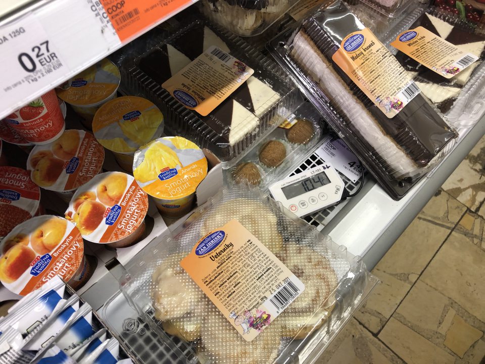 Nedodržanie teplotných režimov pre uchovávanie mliečnych výrobkov /limit do + 6°C/ a cukrárenských výrobkov /limit do +8°C/