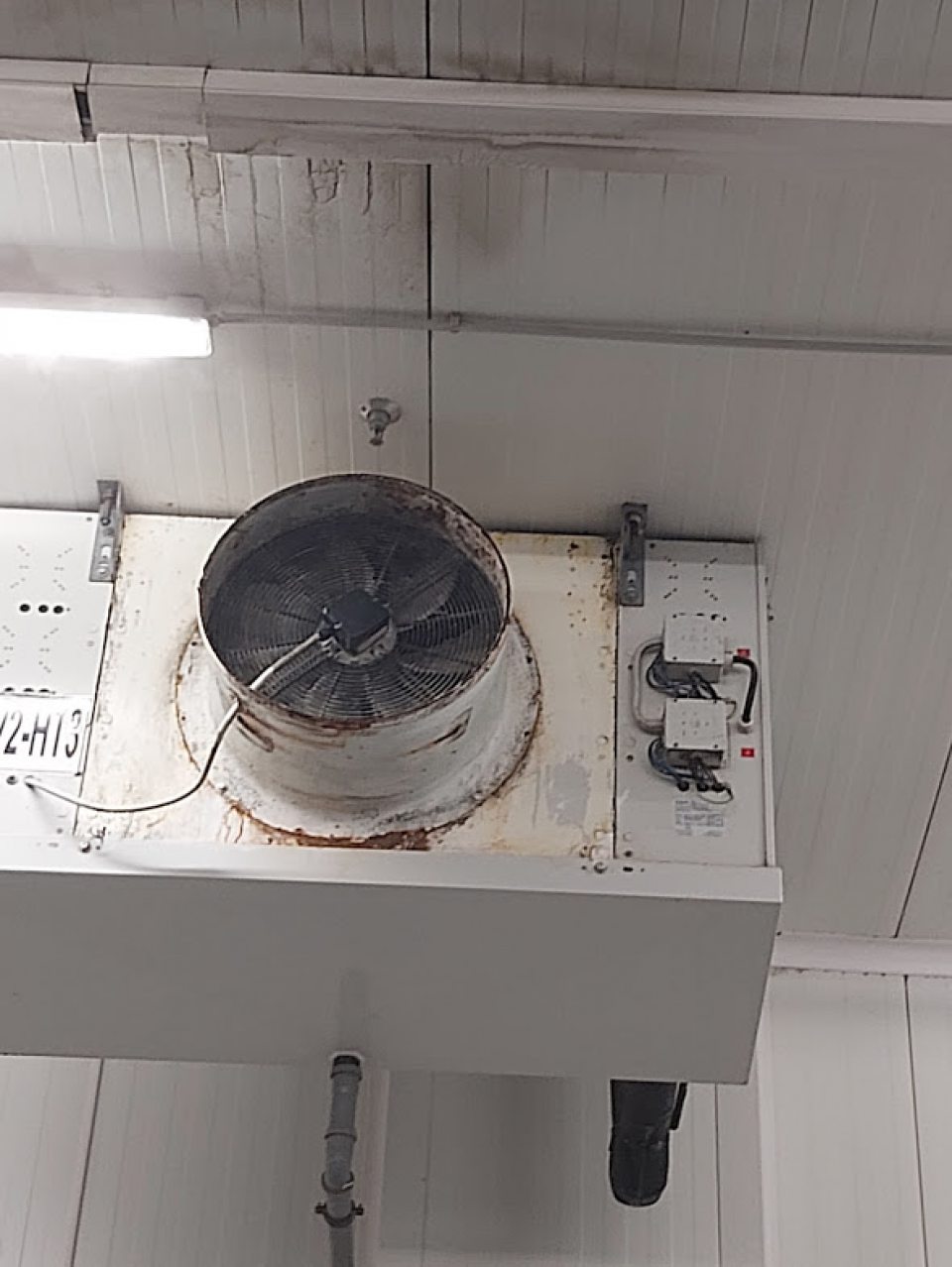 Skorodovaná konštrukcia stropných radiátorov v chladenom sklade ovocia a zeleniny