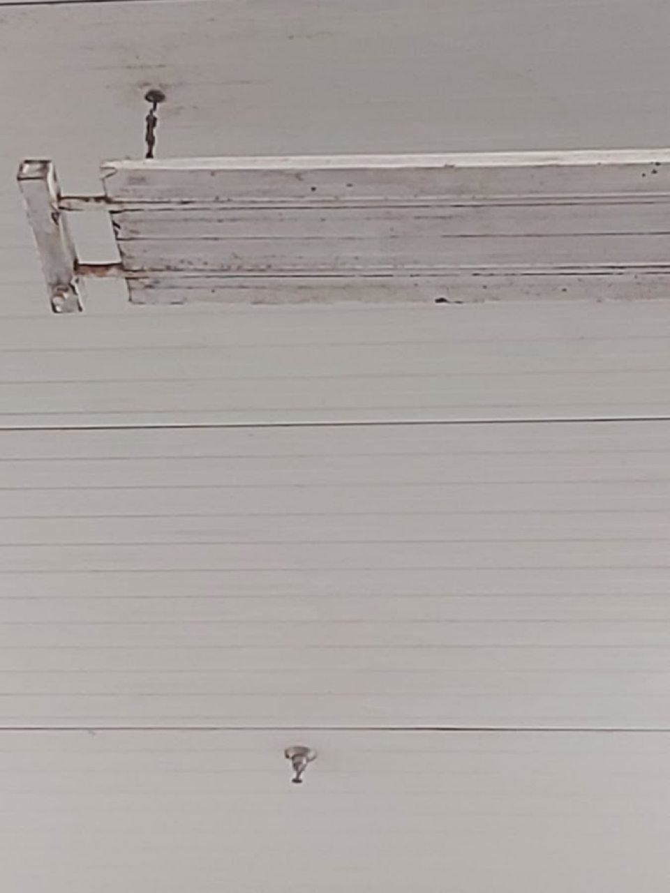 Skorodovaná konštrukcia stropných radiátorov v chladenom sklade ovocia a zeleniny