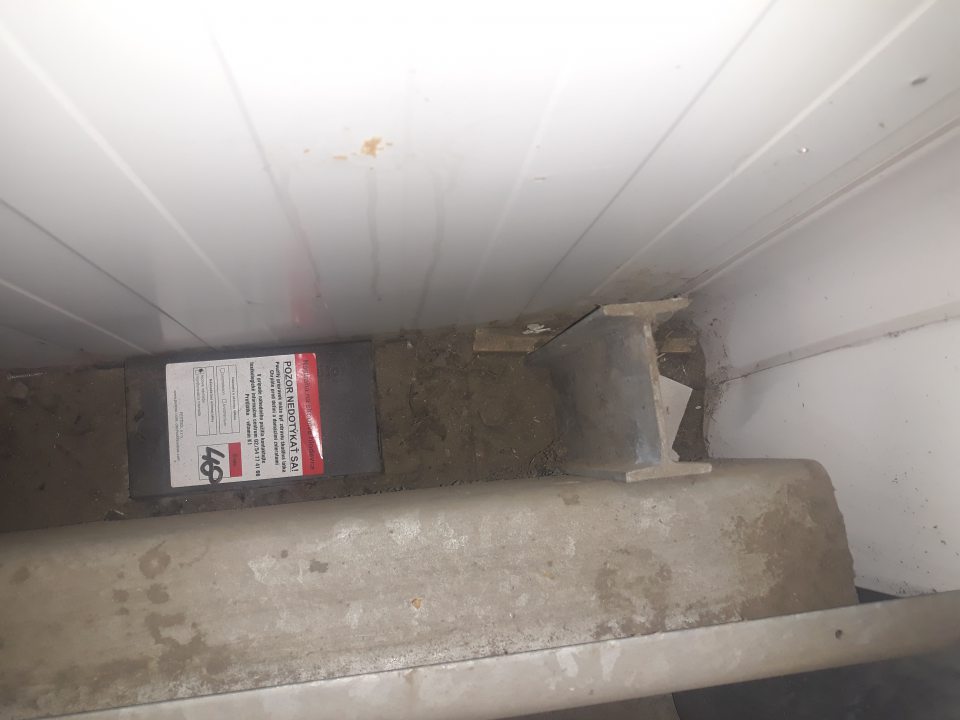 Znečistené podlahy za zábranami v chladenom sklade ovocia a zeleniny