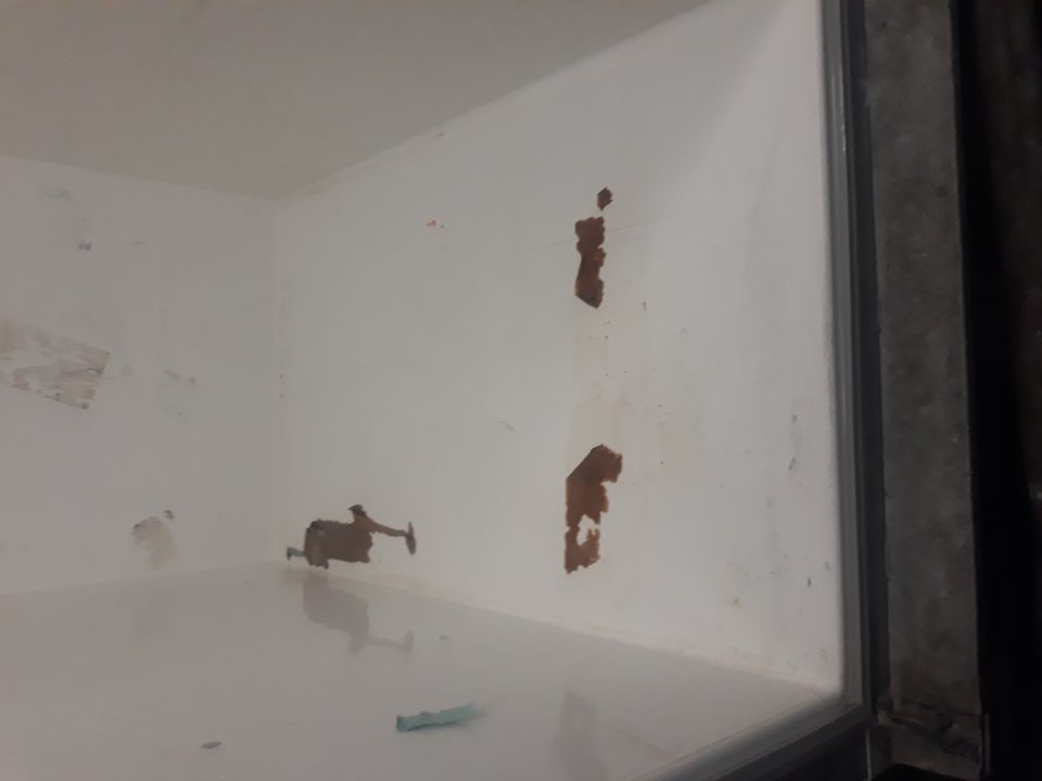 Znečistené TKT boxy určené po vyčistení na uskladnenie tovaru