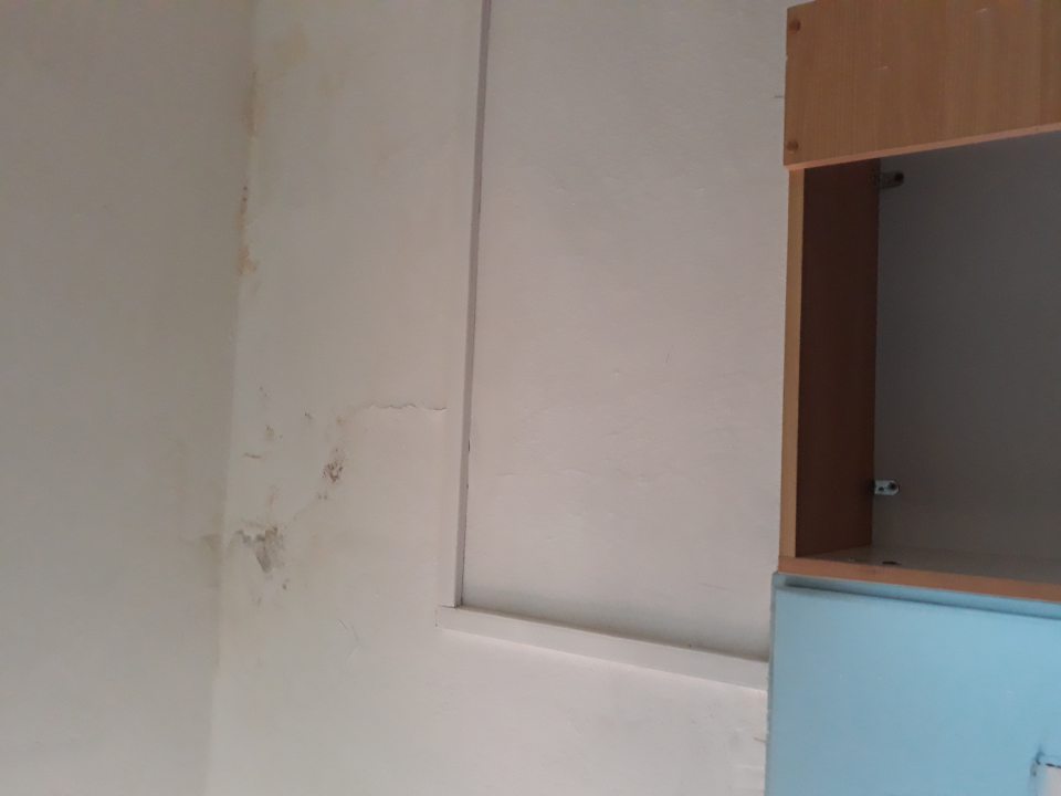 Zatečený strop nad regálom s baleným a nebaleným pečivom na predajnej ploche