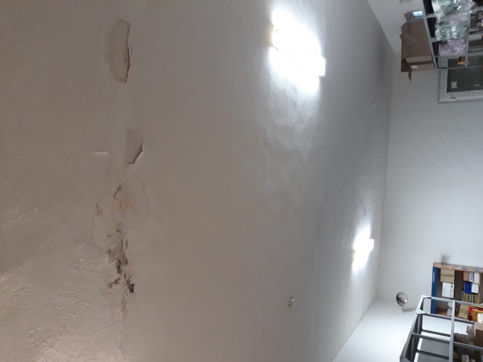 Zatečený strop na viacerých miestach v sklade potravín