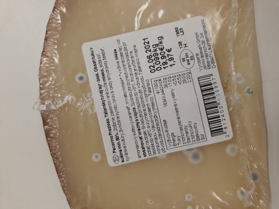 Predaj syra Pilos PECORINO zrením extra korenistý tvrdý syr z ovčieho mlieko so senzorickými zmenami - prítomnosť plesne na povrchu