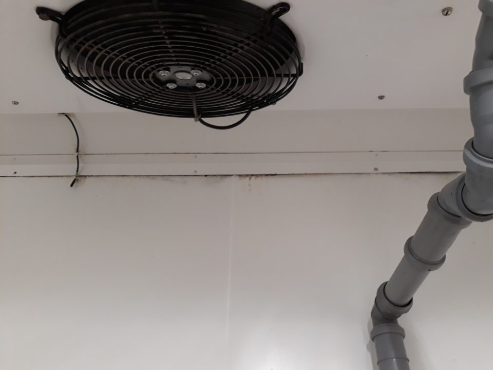 Zázemie chladiaci box balené mäso - znečistená stena pod chladiacou jednotkou