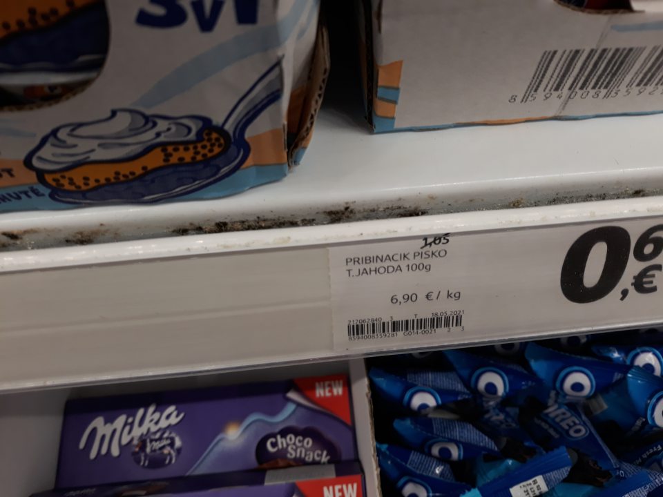 Predajná plocha- chladiaca vitrína mliečne výrobky - nevyčistený priestor pod mriežkami v prednej časti a za cenovkovými lištami