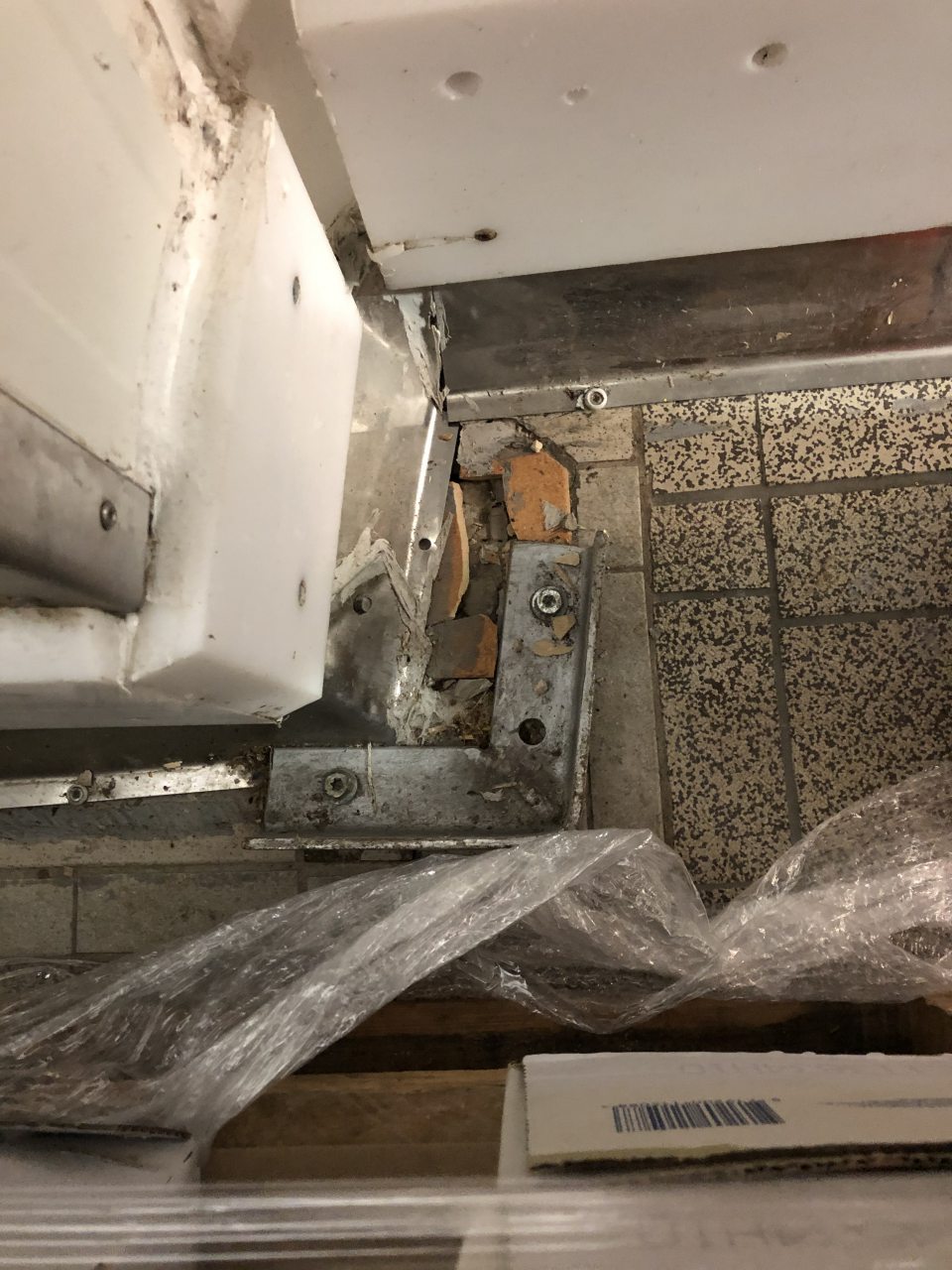 - oškodená časť podlahy za ochrannou lištou pri stene v chladenom sklade MOPRO